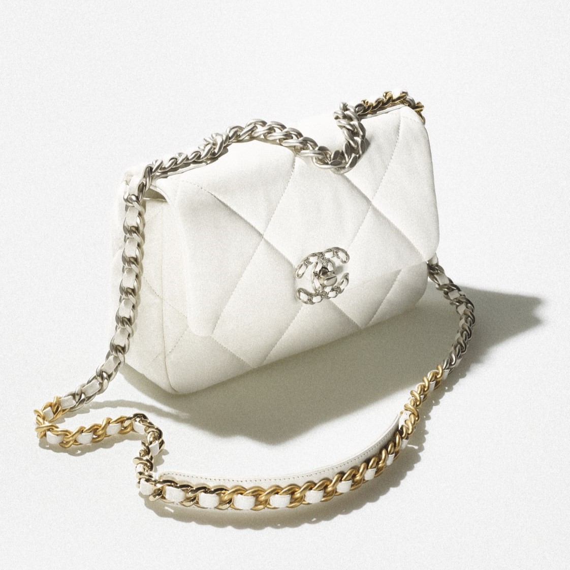 19 HANDBAG, WHITE